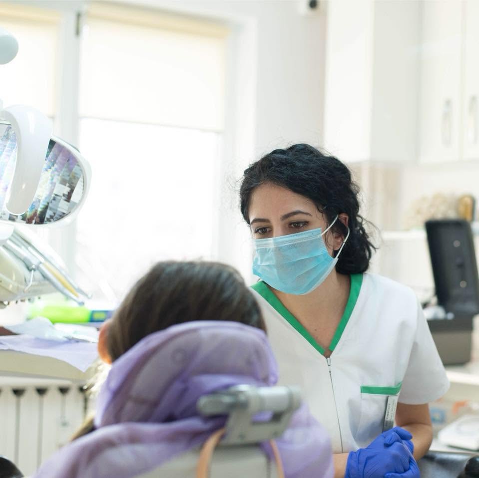 Dr. Raluca Puchiu în cabinetul de ortodonție