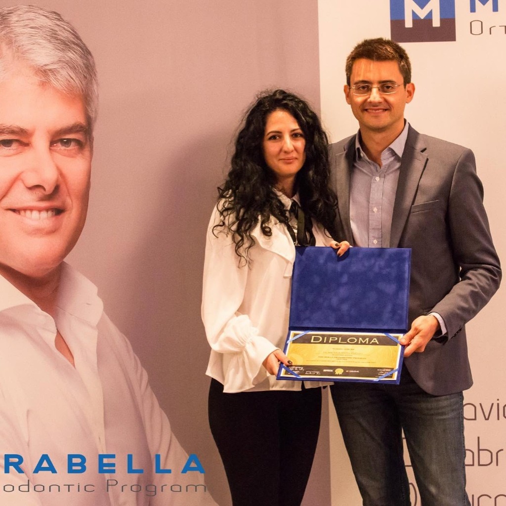 Dr. Raluca Puchiu cu diploma programului Rabella Orthodontic